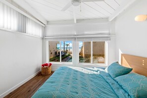 Comfy queen beds look at the waves from the  bedroom while relaxing on the bed - FAMILY OCEAN VIEW APARTMENT MISSION BEACH SURFBOARD PARKING W/ AC - SLEEPS 5 (San Diego)
