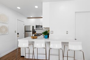Breakfast bar with stone bench tops, all new appliances . Extra clean open plan - FAMILY OCEAN VIEW APARTMENT MISSION BEACH SURFBOARD PARKING W/ AC - SLEEPS 5 (San Diego)