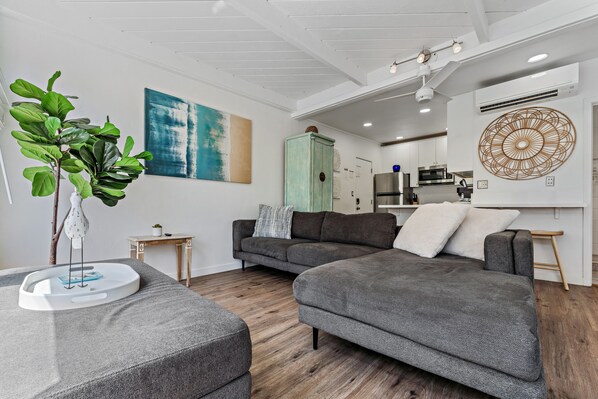 Comfortable sectional couch in the bright living area! - FAMILY OCEAN VIEW APARTMENT MISSION BEACH SURFBOARD PARKING W/ AC - SLEEPS 5 (San Diego)