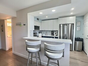 Køleskab, mikrobølgeovn, ovn, kogeplade