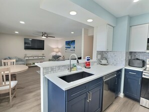 Køleskab, mikrobølgeovn, ovn, kogeplade