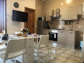Mikrovågsugn, kaffe- och tebryggare och grytor/köksredskap