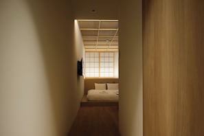 Hypo-allergenic bedding, Select Comfort beds, in-room safe - lili kyoto (Kyoto)