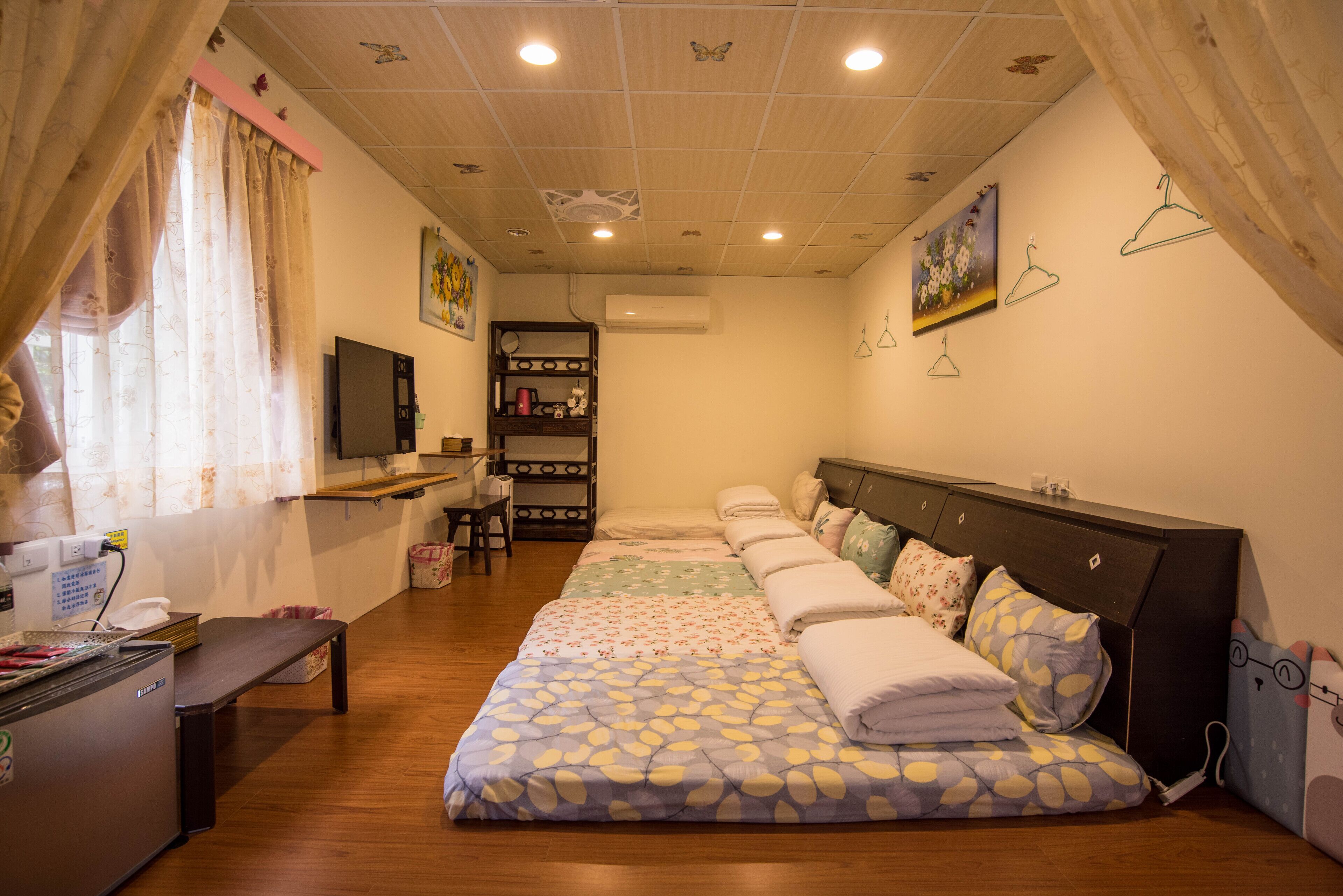Une chambre à coucher avec un lit, un bureau et une armoire.