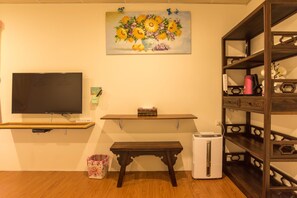 Desk, laptop workspace, free WiFi, bed sheets - Qu Hi Home Stay (New Taipei City)
