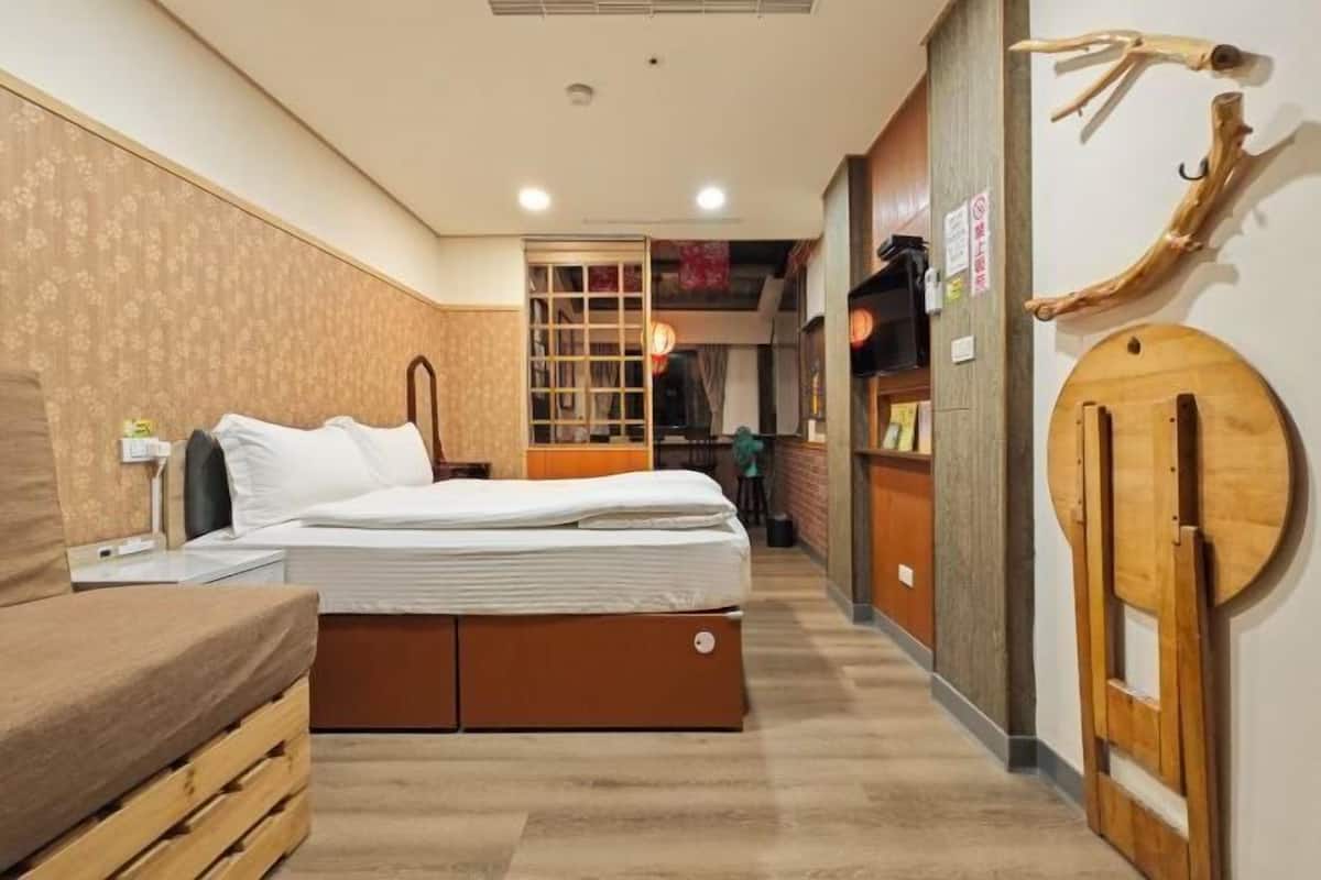 Desk, laptop workspace, WiFi (free), bed sheets