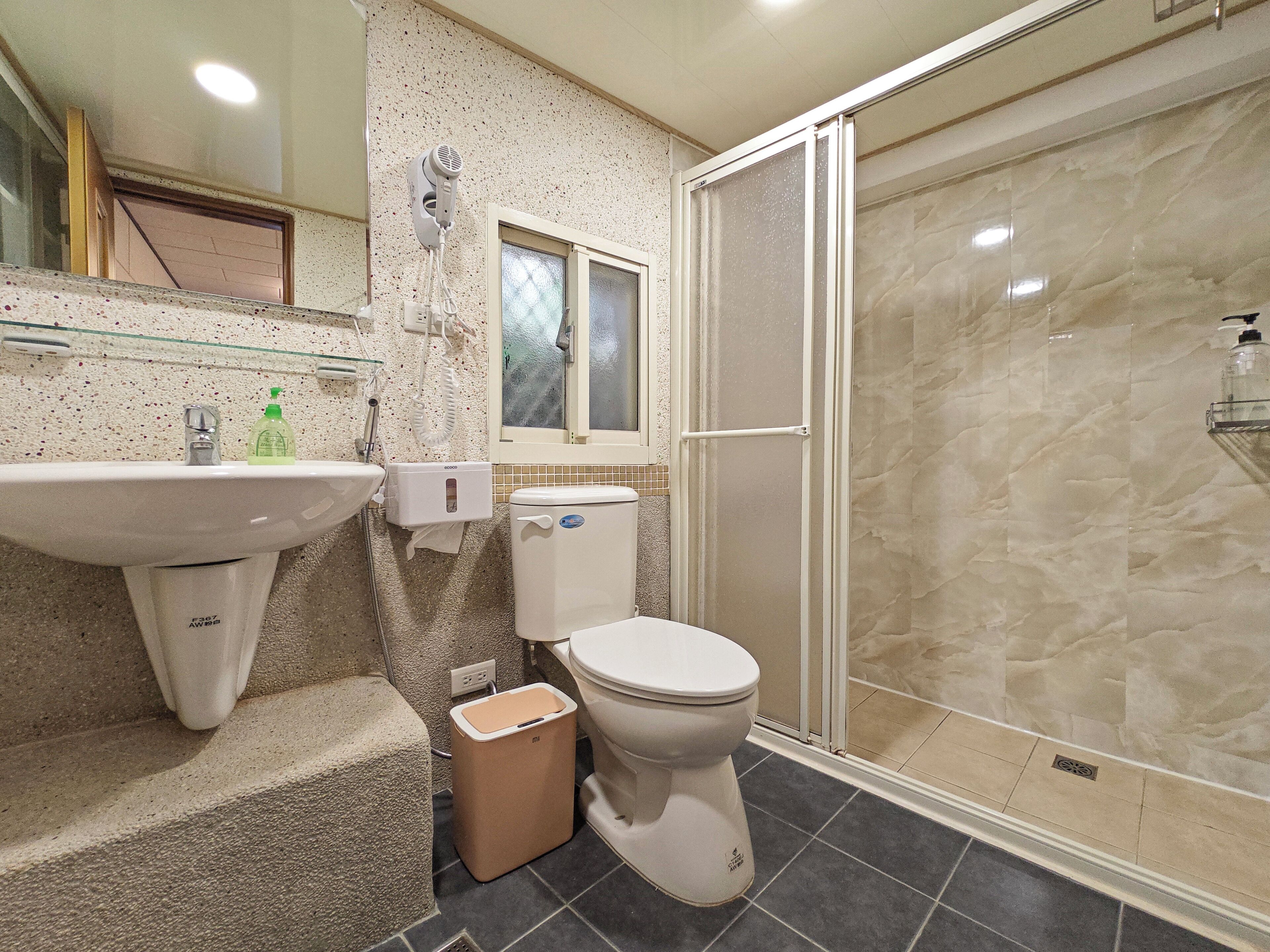 Signature Double Room (101) | Bathroom | Shower, hydromassage showerhead, free toiletries, hair dryer