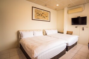 Desk, laptop workspace, free WiFi, bed sheets - Qu Hi Home Stay (New Taipei City)