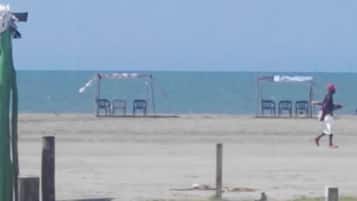 En la playa y camastros
