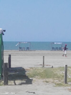På stranden och solstolar