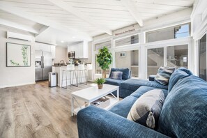 Living area - NEW BOHO PAD MISSION BEACH SURFBOARD AC (San Diego)