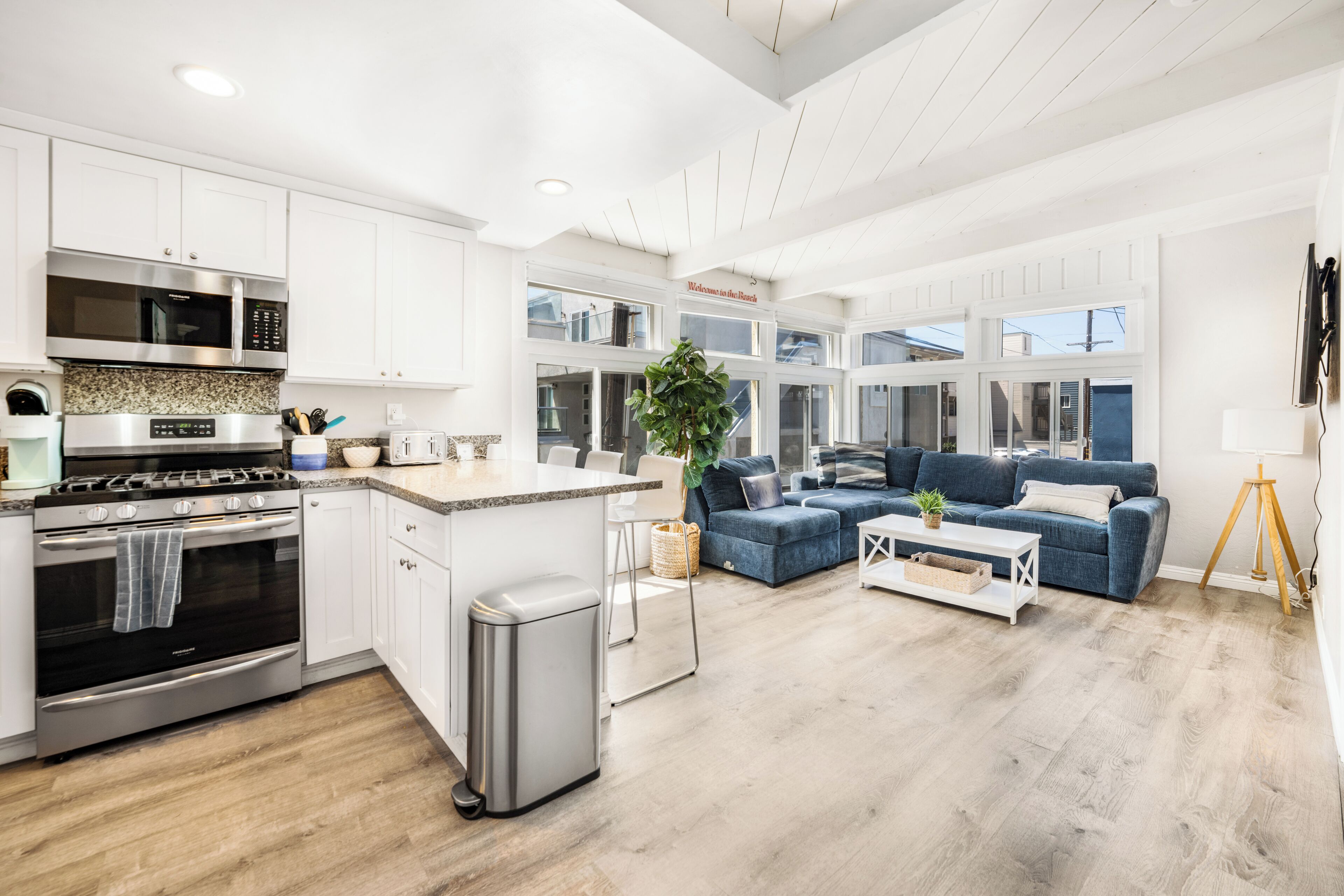 Cozy spacious one-bedroom home located in the heart of Mission Beach.