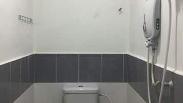 Een douche, een regendouche, gratis toiletartikelen, een bidet