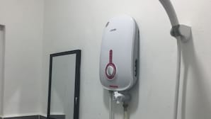 Een badkamer met een inloopdouche, een wastafel en een spiegel.
