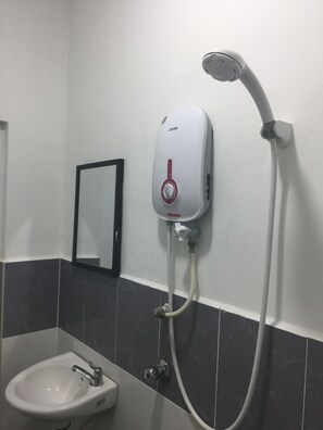 Shower, rainfall showerhead, free toiletries, bidet - OYO 89671 Changlun Star Motel (Changlun)