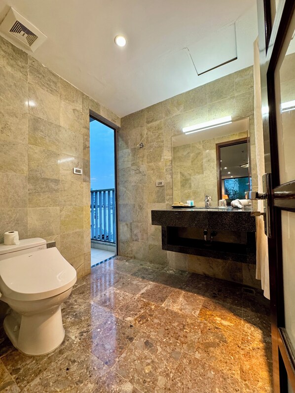 Basic Room | Bilik Mandi | Tab mandi, kelengkapan dandanan diri percuma, pengering rambut, selipar 