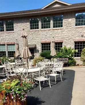 Outdoor dining - 18th Hole - 1bedrm/1bath 3 Pools & Hot Tub! Gated Community! (Branson)