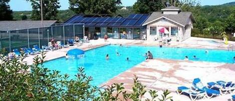 من حمّامات السباحة المغطاة، حمّام سباحة مُدفَّأ