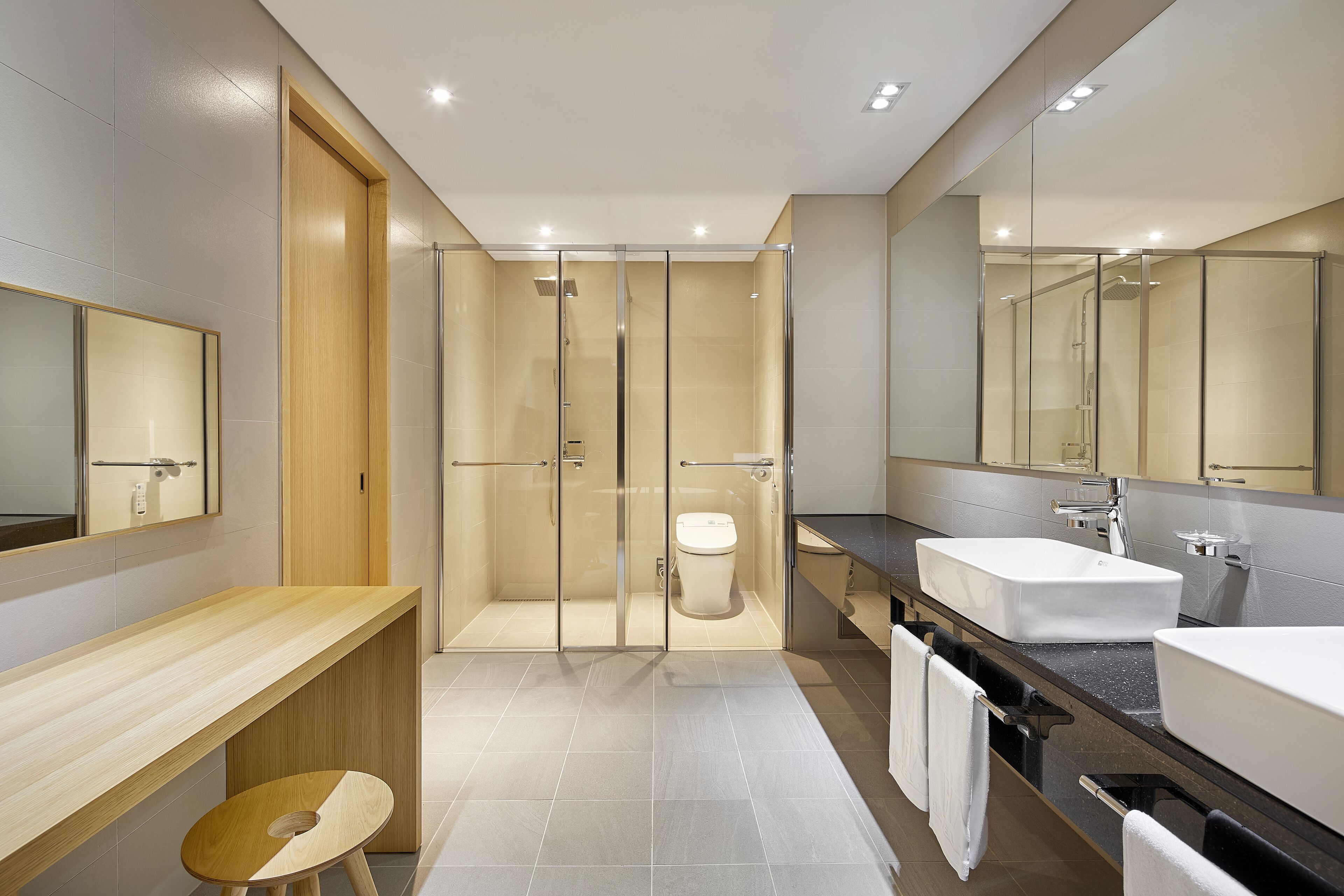 separate bathtub and shower, deep-soaking bathtub, rainfall showerhead