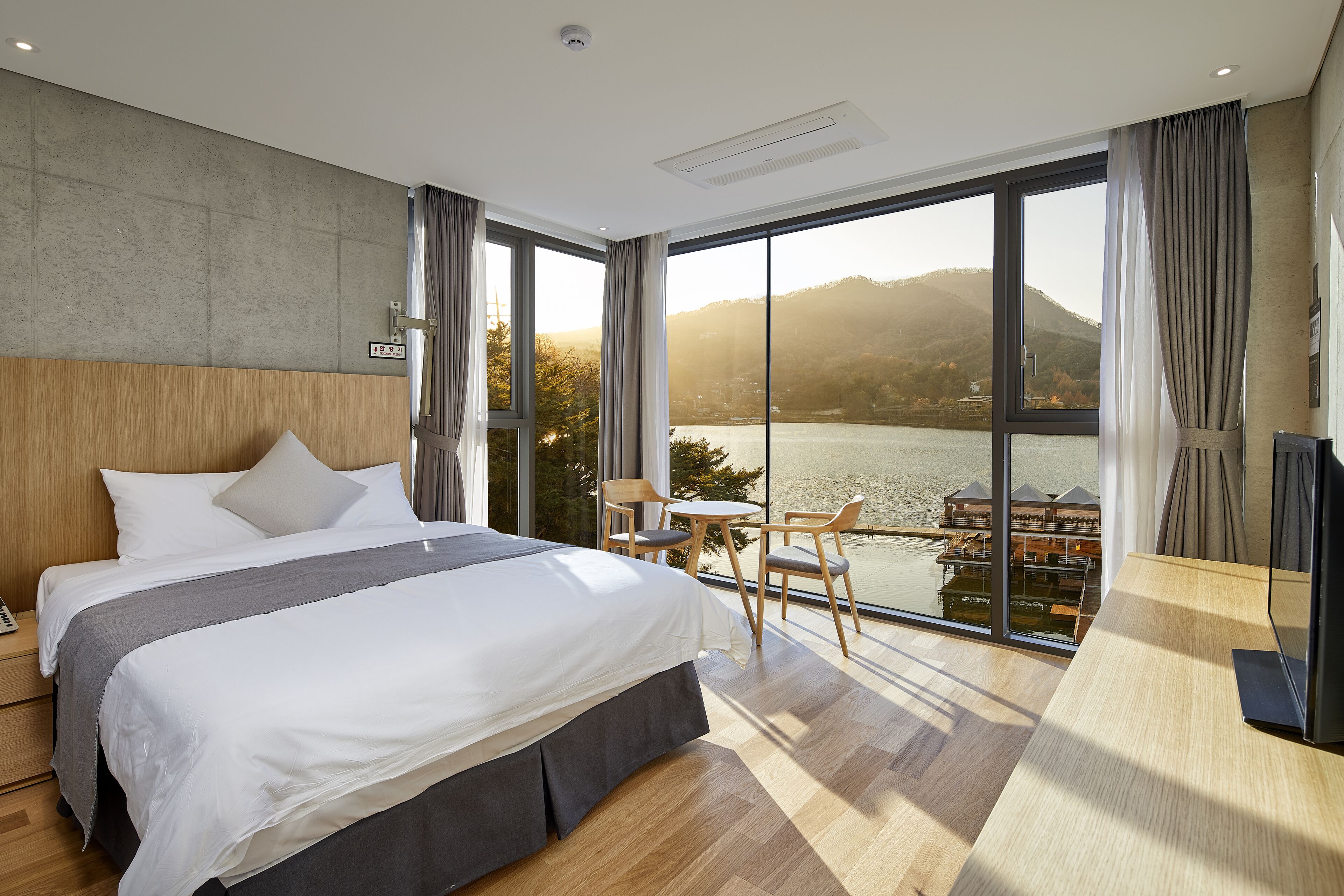 standard double room, 1 queen bed, lake view | free wifi, bed sheets