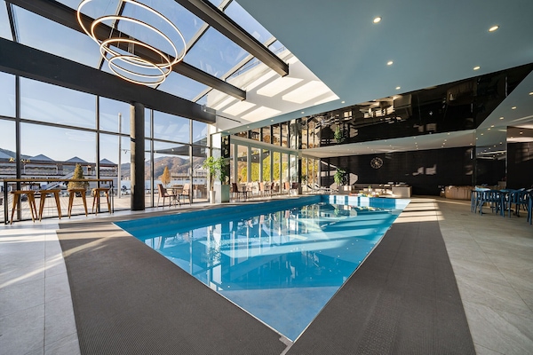 Kolam renang tertutup, kolam renang terbuka bermusim