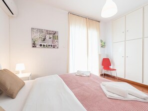 2 bedrooms, iron/ironing board, internet, bed sheets