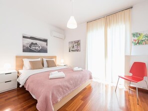 2 bedrooms, iron/ironing board, internet, bed sheets