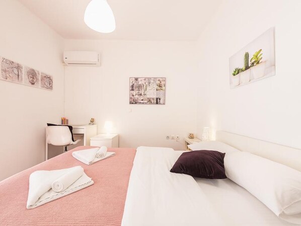 2 bedrooms, iron/ironing board, internet, bed sheets