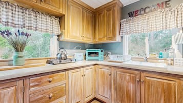 Kühlschrank, Mikrowelle, Wasserkocher mit Kaffee-/Teezubehör, Toaster