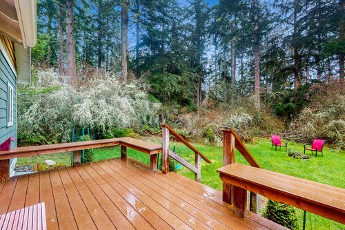 Secluded Whidbey Island cottage with woodland views, firepit & kitchenette