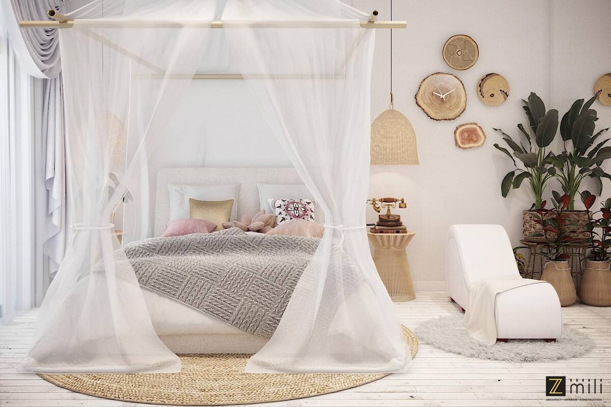 Een slaapkamer met een hemelbed, een witte stoel en een rond tapijt.