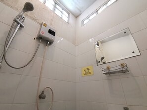 トリプルルーム | バスルーム | シャワー、タオル