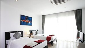 Habitación de hotel con dos camas, televisión de pantalla plana y un cuadro en la pared.