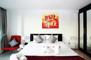 In-room safe, desk, iron/ironing board, bed sheets - One World One Home Naiharn Hotel (Rawai)