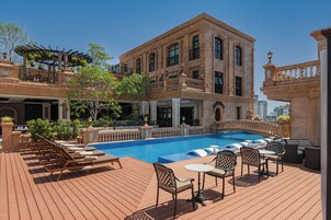 Una piscina al aire libre, camas de piscina gratis, sombrillas