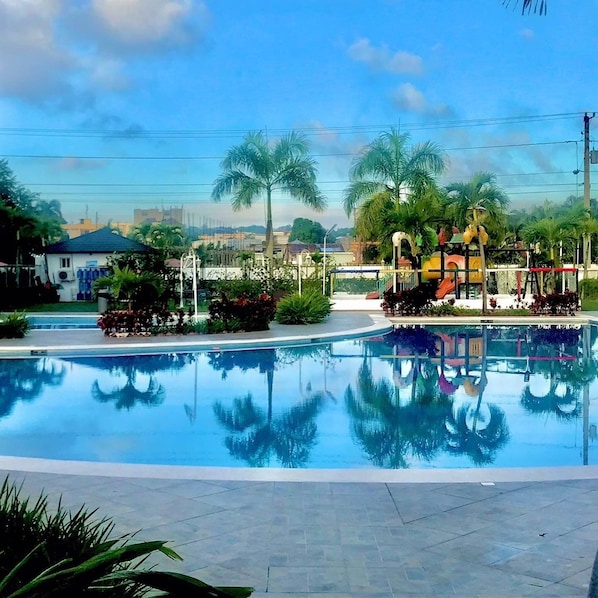 Una piscina al aire libre