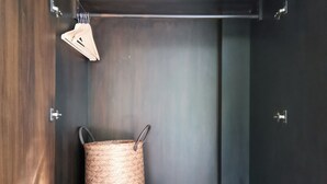 Une armoire en bois sombre, dotée d’un panier en osier, d’un petit tiroir et d’un panneau de commande.