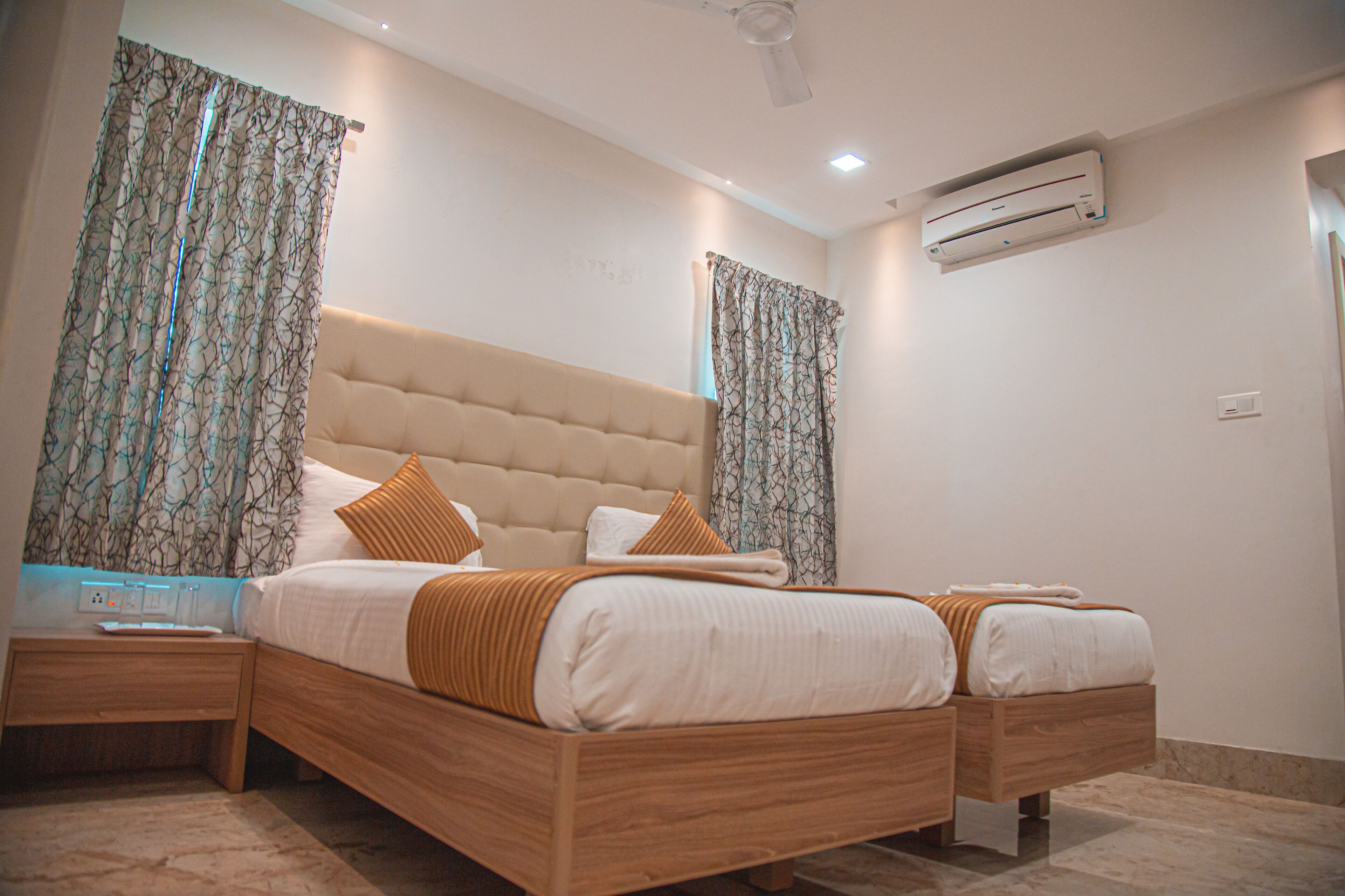 deluxe double room | 1 bedroom, individually furnished, desk, iron/ironing board