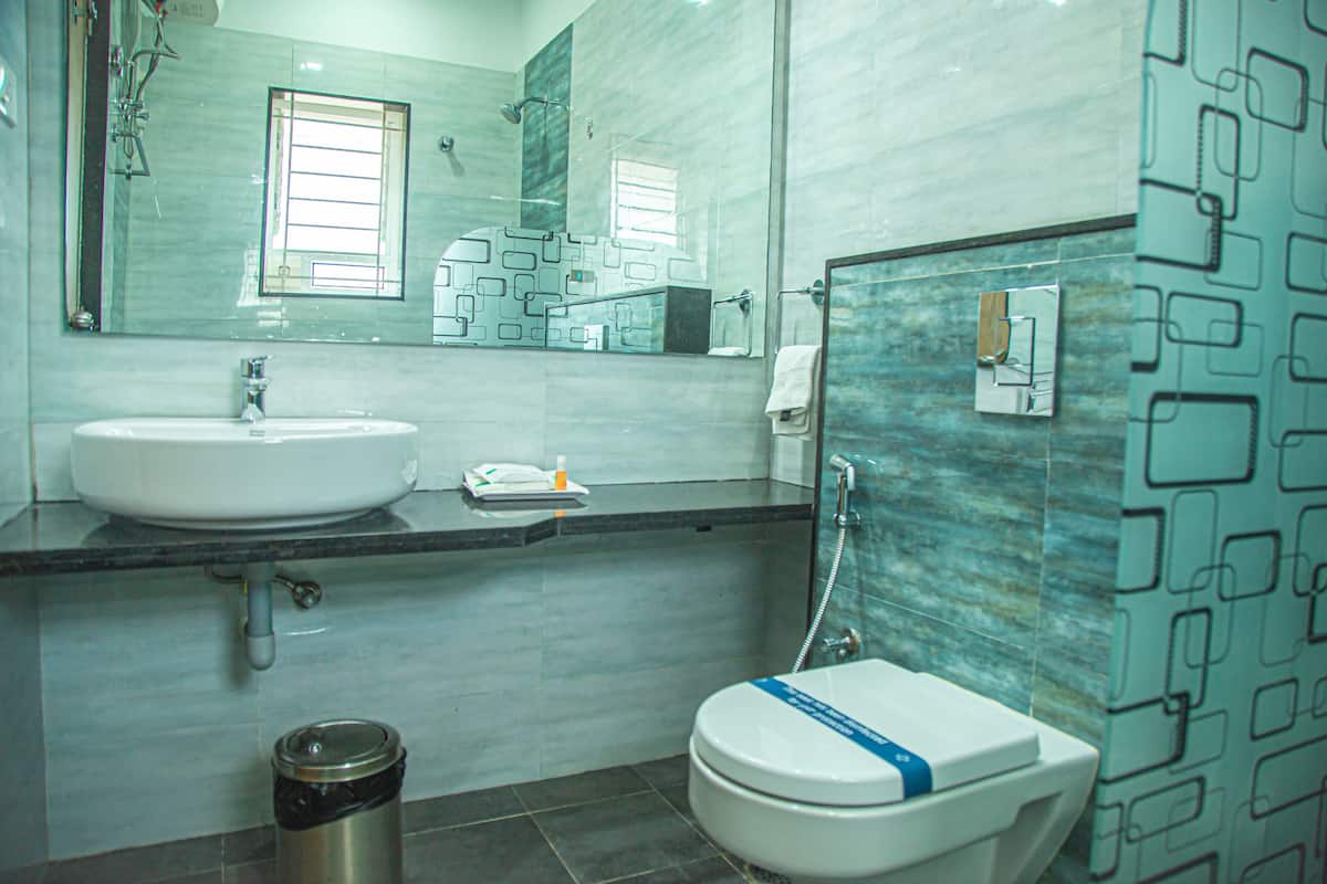 premium room | bathroom | shower, rainfall showerhead, free toiletries, towels
