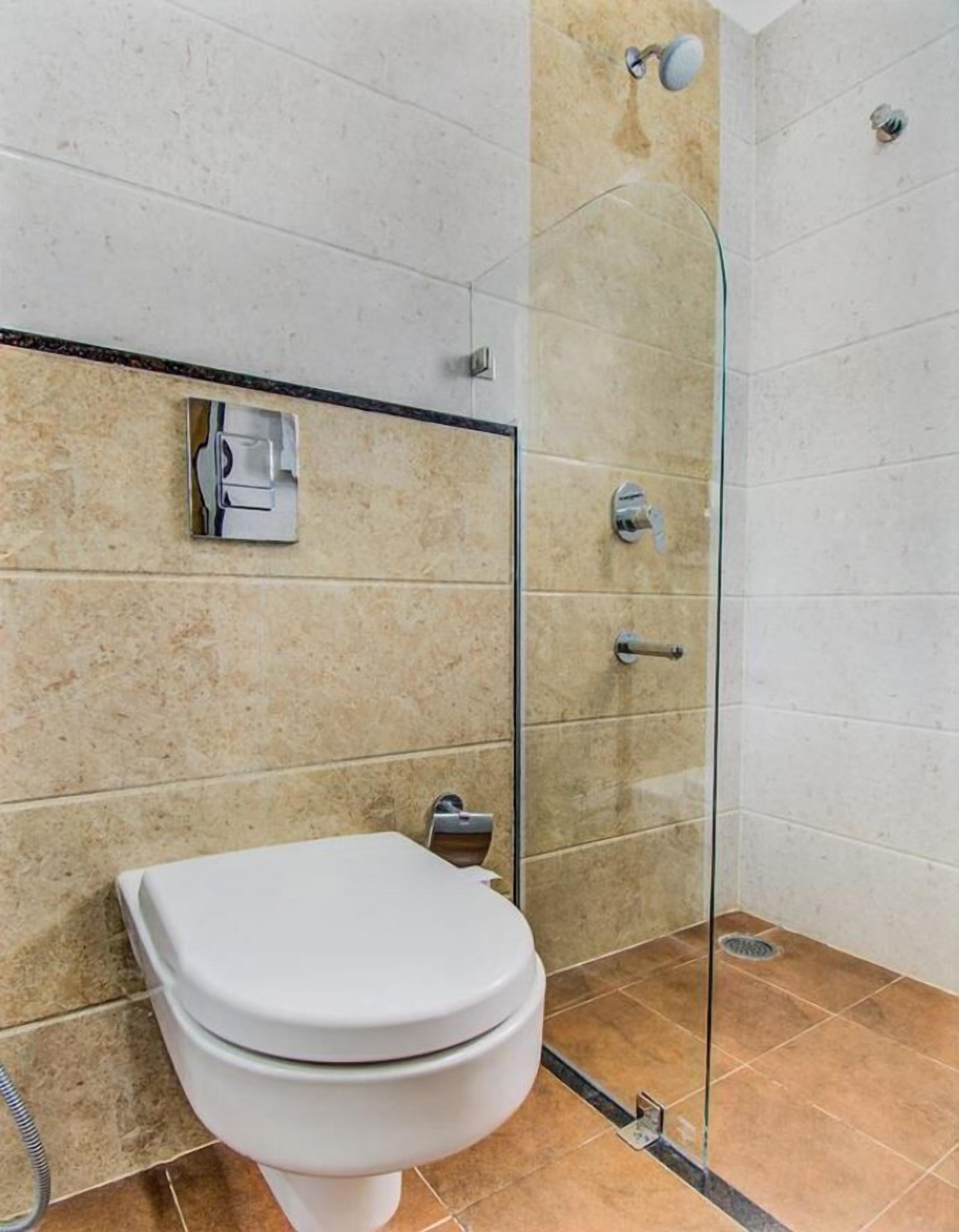deluxe double room | bathroom | shower, rainfall showerhead, free toiletries, towels