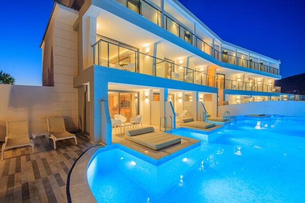 Een seizoensgebonden buitenzwembad