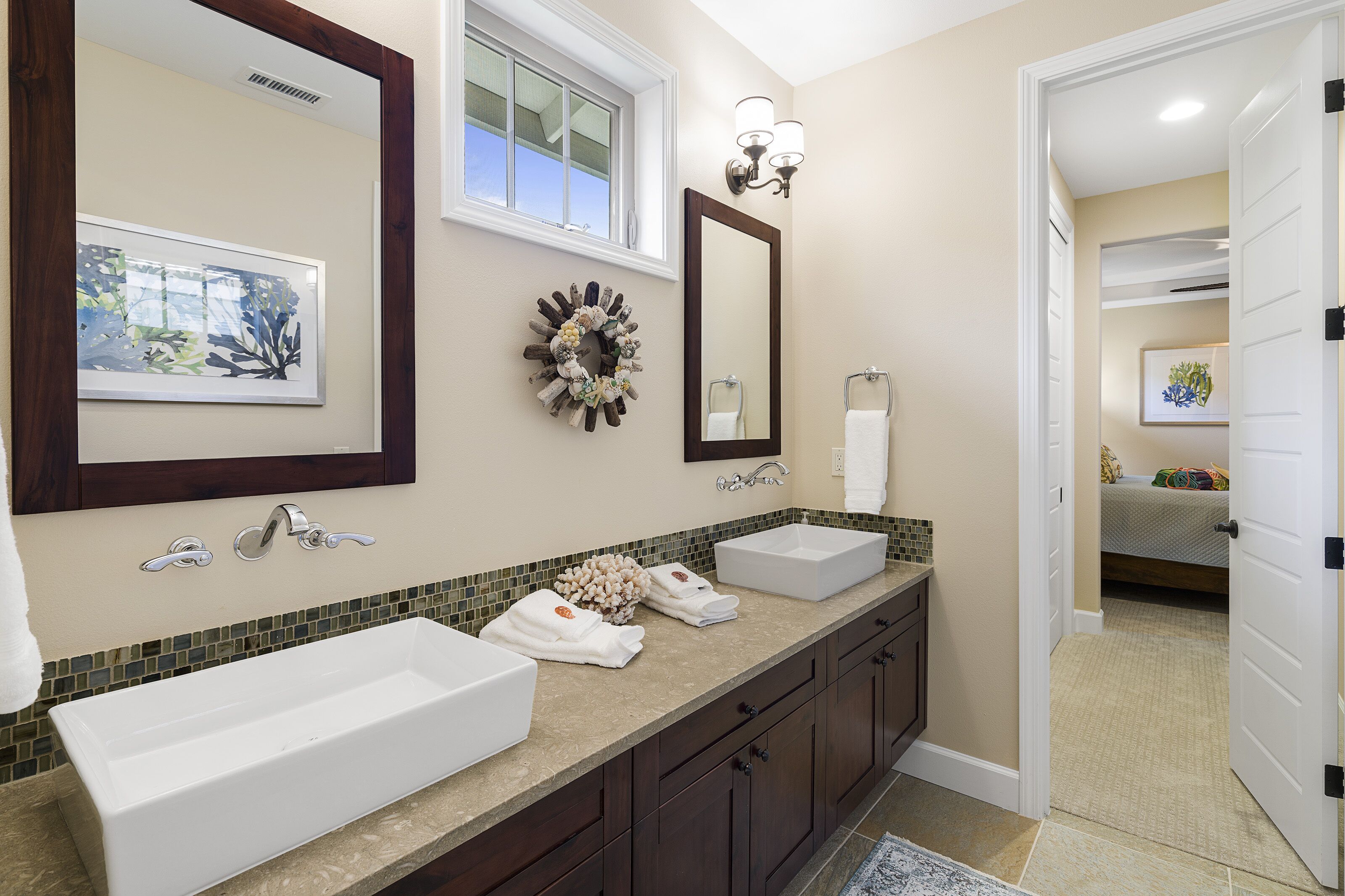 Combined shower/tub, hair dryer, towels