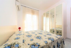 7 bedrooms, desk, iron/ironing board, travel crib