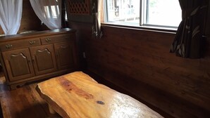Ferienhaus (Private Vacation Home) | Essbereich im Zimmer