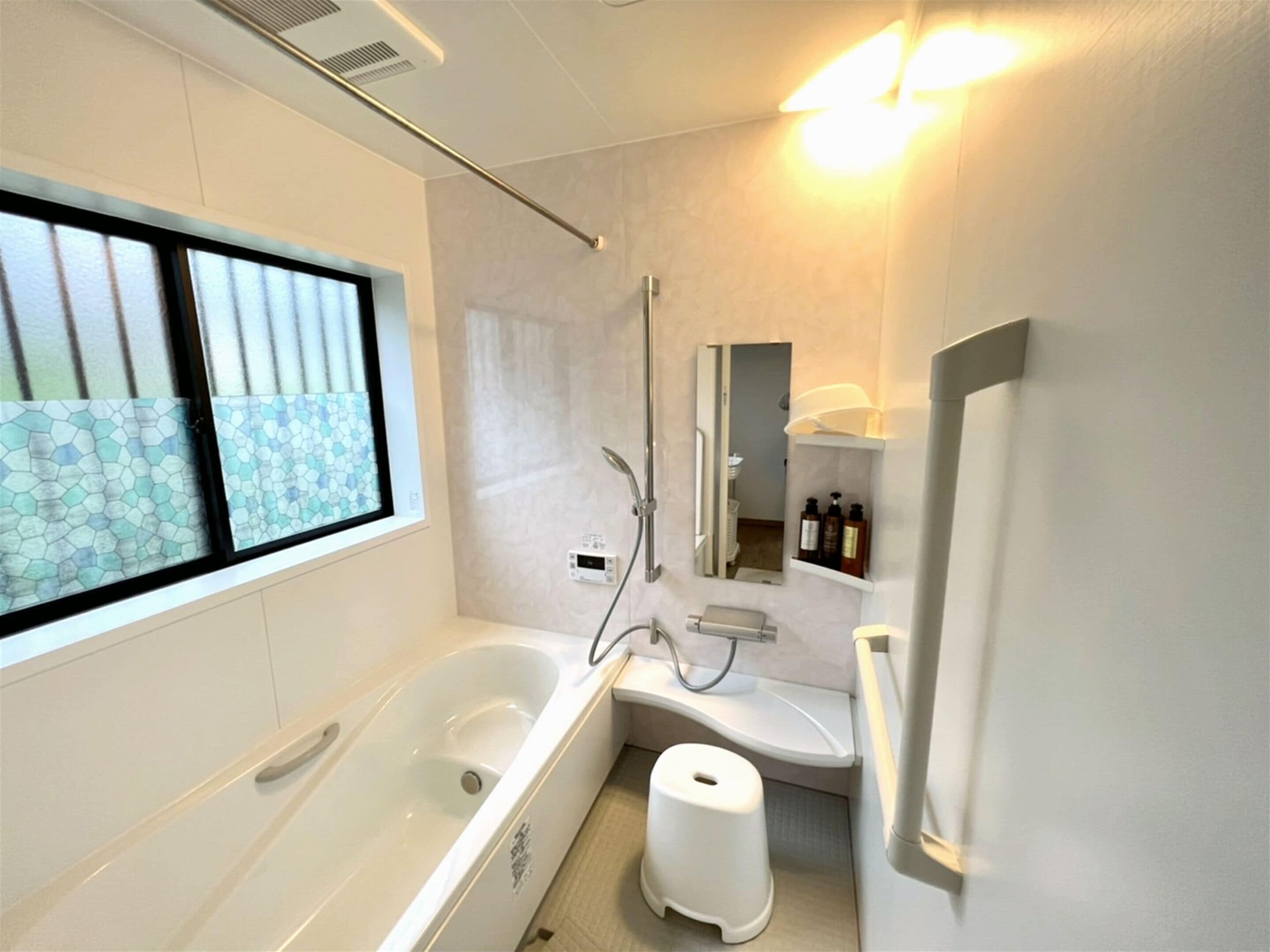 베이직 하우스 (Private Vacation Home) | 욕실 | 무료 세면용품, 헤어드라이어, 슬리퍼, 전자식 비데