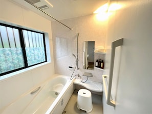 Basic-Haus (Private Vacation Home) | Badezimmer | Kostenlose Toilettenartikel, Haartrockner, Hausschuhe