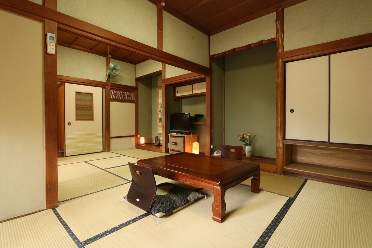 Traditional-Zimmer (Japanese Style, for 4 People)