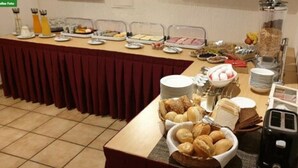 A buffet setup with various food items and a toaster. - Hotel Bergische Schweiz (Velbert)