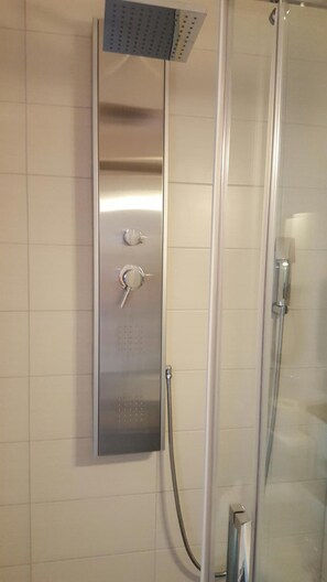 Shower, rainfall showerhead, hair dryer, towels - Hotel Bergische Schweiz (Velbert)