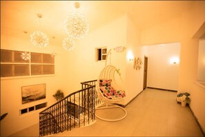 Suite familiar | Caja fuerte, mobiliario individual, escritorio y cortinas opacas